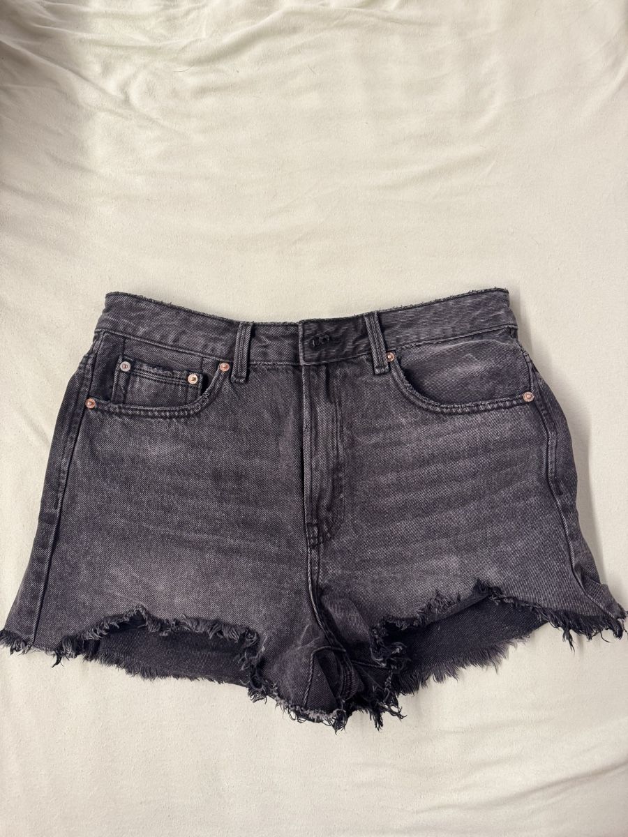 Stradivarius Jeans: Shorts 38/40 Stradivarius – Gebraucht aus Porza von kaj_d5q7