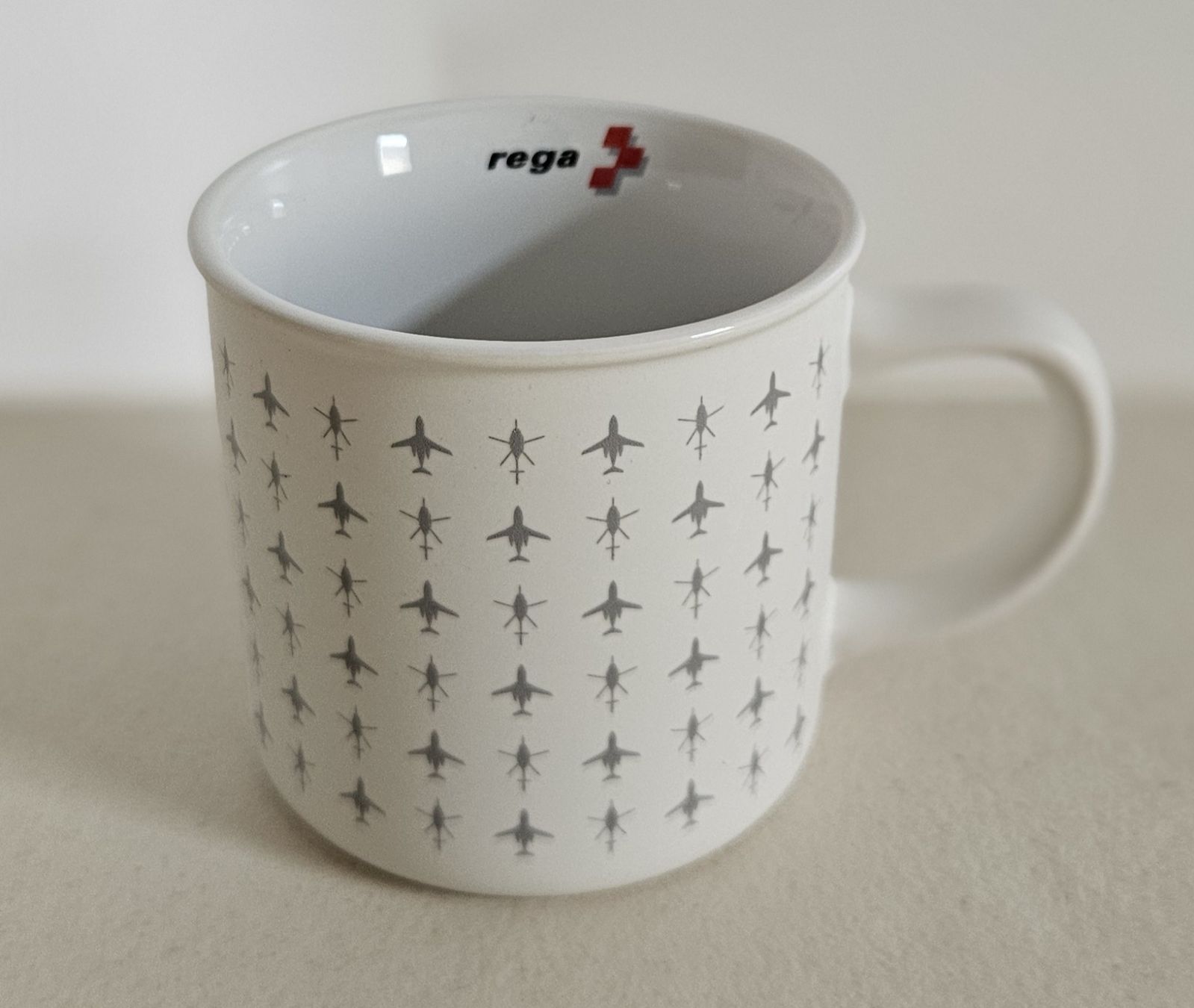 Tassen: Rega Tasse Flugzeugmuster Keramik weiss – Neu und originalverpackt aus Wangen b. Dübendorf von Sunnymeli