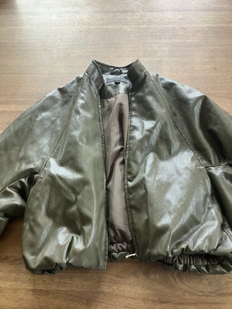 Kaki grüne Kunstlederjacke von Zara