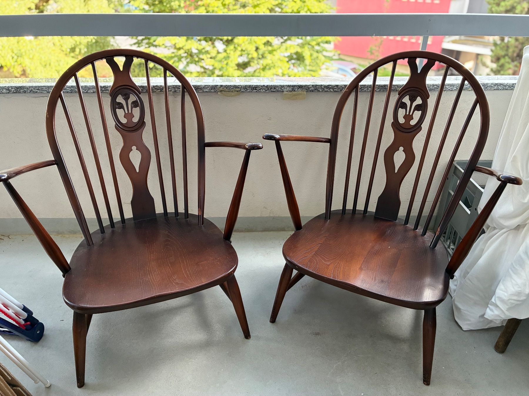 Poltrone: Paire de fauteuils Ercol Fleur de lys sans coussins – Usato da Corsier-sur-Vevey venduto da ric_lb2t