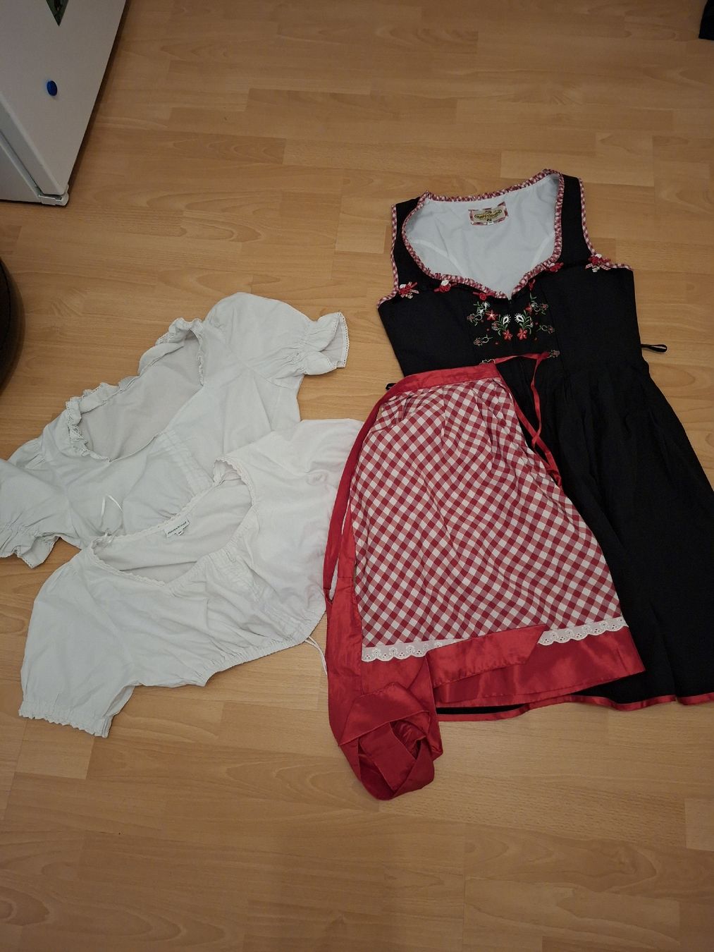 Robes: Dirndl – Neuf (Voir description) à Jeuss par cat_tyh2