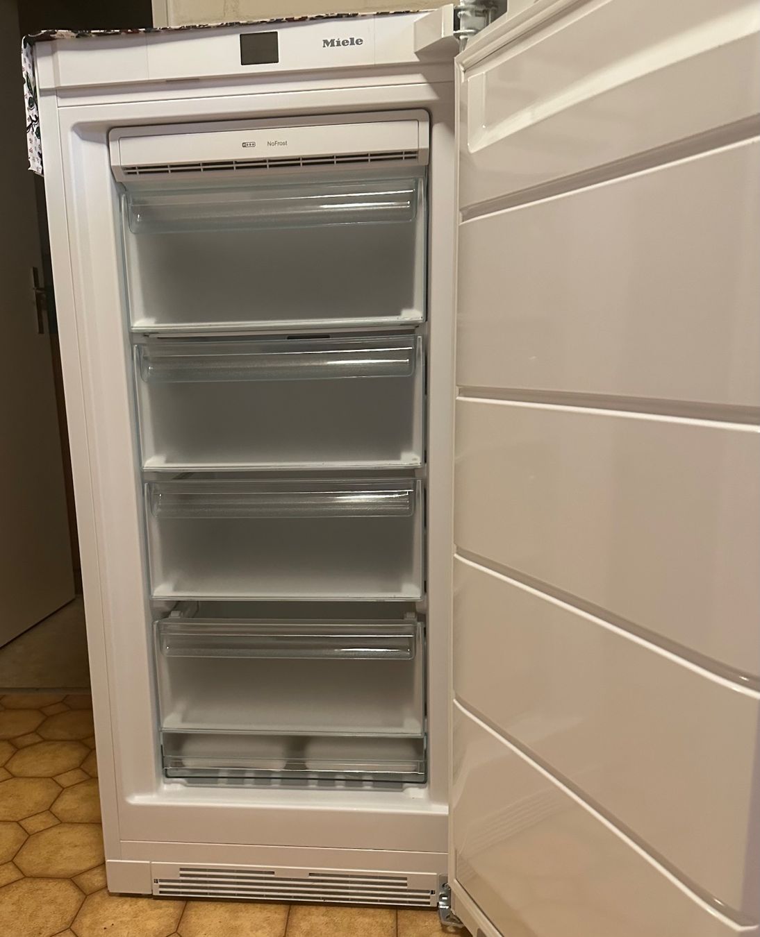 Miele Congelatori: Miele Gefrierschrank NoFrost  Weiss – Usato da Füllinsdorf venduto da tcwed_pt 1