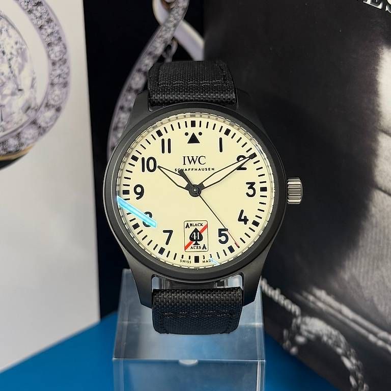 Montres: IWC Pilot "Black Aces" IW326905 – D'occasion à Genève par minty.watches