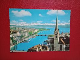 Zürich Blick auf Fraumünster Kirche See und Alpen