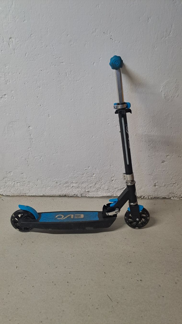 Kickboard: Kickroller EVO Light Blast blau Grösse 5+ ab 5 Jahren – Usato da Orpund venduto da Ricooder 2
