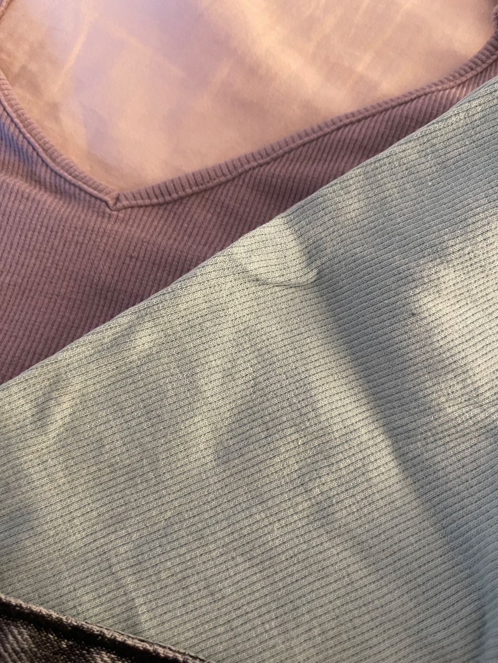 Lotti di vestiti: 2 Bauchfrei Tops und 1 Jeans Gr.38/M – Usato da Steffisburg venduto da lar_x57s 2