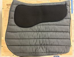 Non Slip Dressurschabracke von Equest