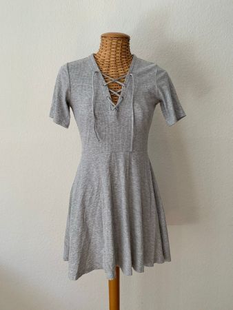Kleidchen hellgrau mit Schnürung - 36