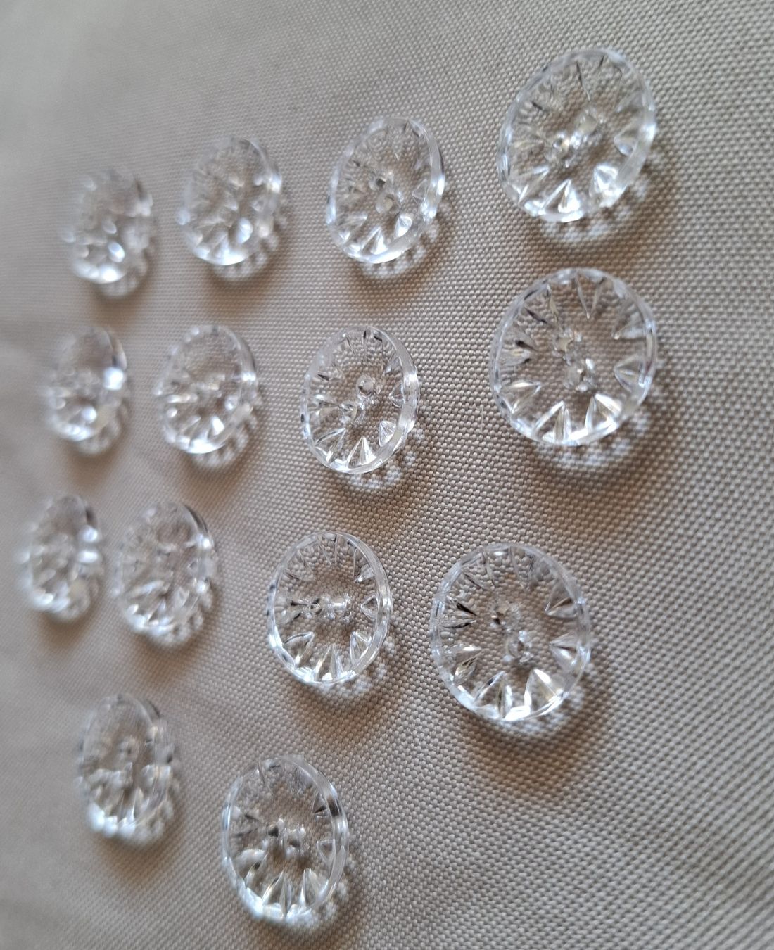 Knöpfe: 14 Glasknöpfe transparent, 14 mm. – Gebraucht aus Dietikon von Hirschkopf 1