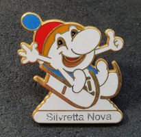 Y566 - Pin Schneemann beim Schlitten-Fahren Silvretta Nova