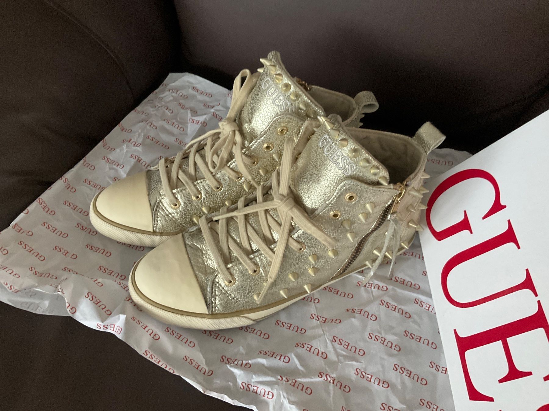 Guess Chaussures femmes: Basket Guess pointure 39 dorée occasion – D'occasion à Murten par Louis1954 1