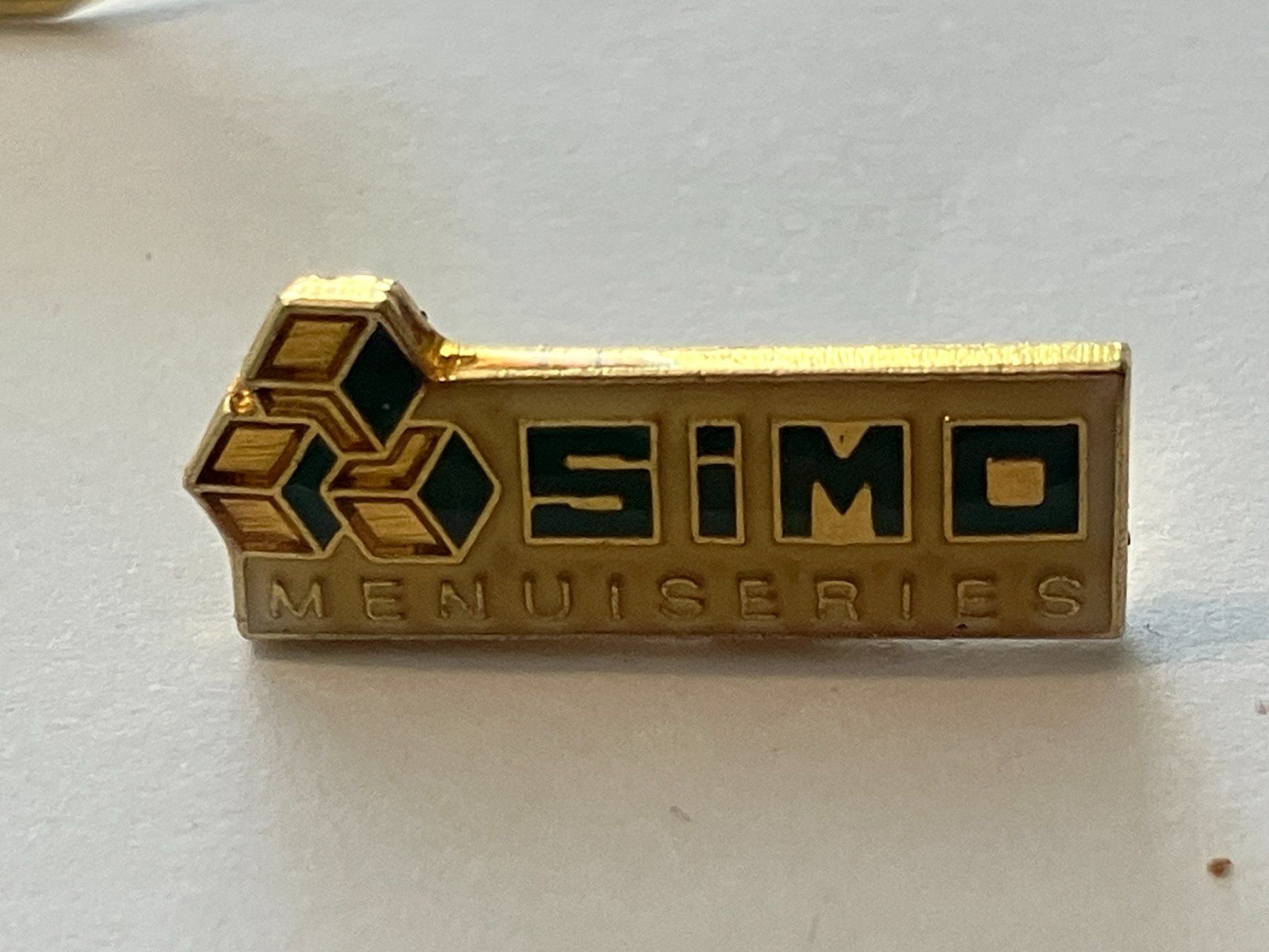 Plaketten & Abzeichen: 1 Pin Simo Menuiseries – Gebraucht aus Basel von djwwpp