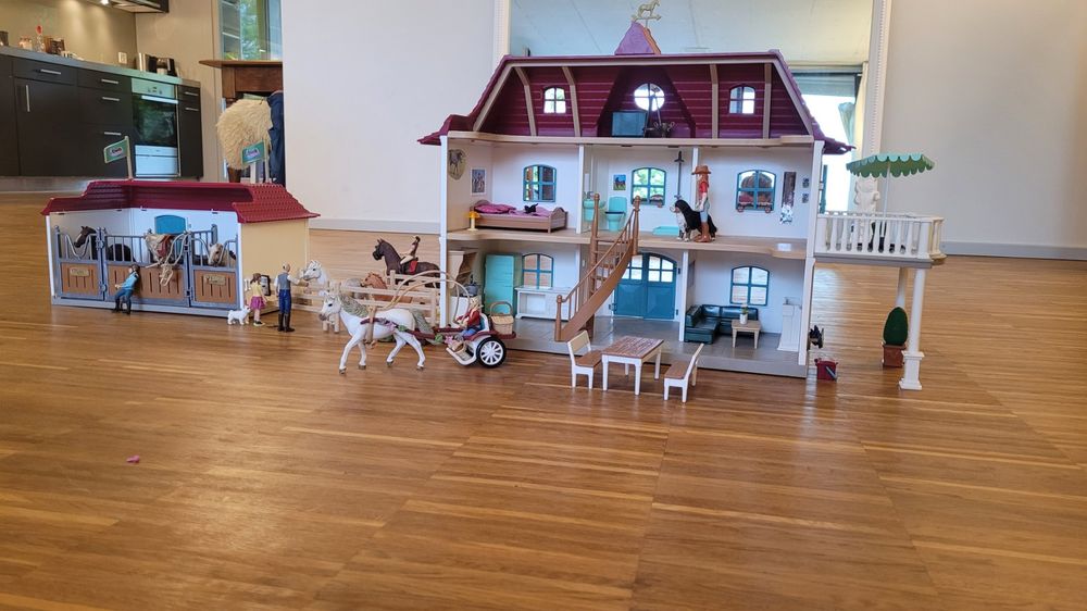  Foto zu Schleich Pferdehof mit Stall und Zubehör (Gebraucht) in Zürich für CHF 