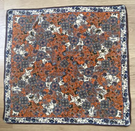 Seidenschal mit floralem Paisley-Muster
