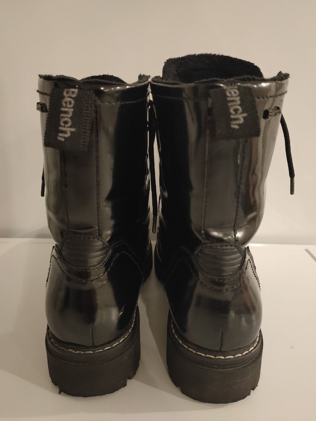 Bench Scarpe da donna: Bench Boots Lack-Optik, Gr.40 schwarz – Usato da Oberwil b. Büren venduto da 3298Oberwil 1