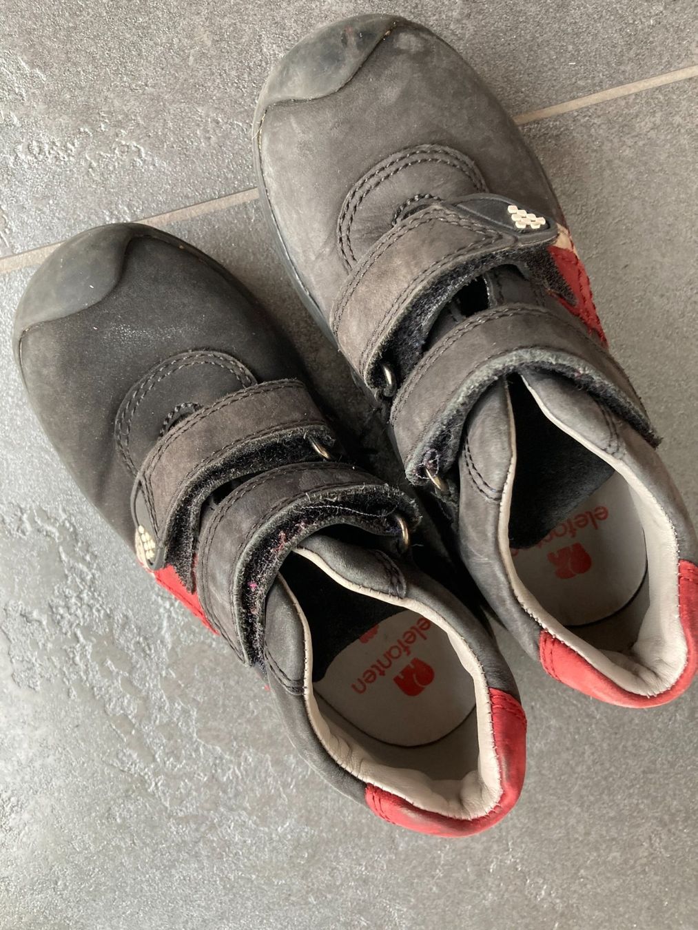 Scarpe per ragazzi: Kinderschuh elefanten mit Klettverschluss – Usato da Pratteln venduto da Miki_