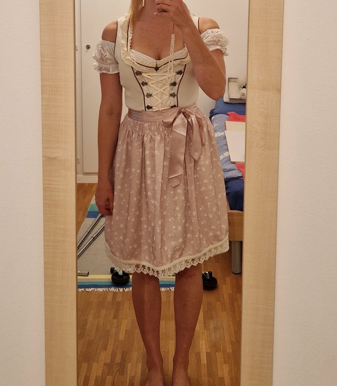 Costumi: Dirndl rose et blanc – Usato da Renens VD venduto da elenamozart