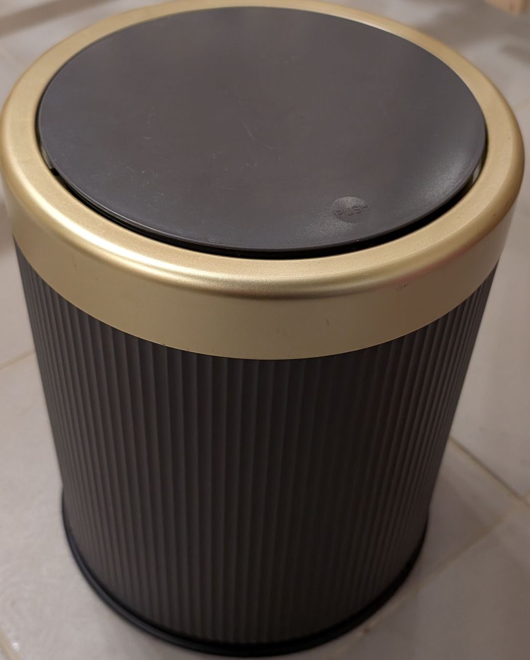 Cestini per rifiuti: Chic Black & Gold Touch-Top Waste Bin – Usato da Liestal venduto da ericx.oc