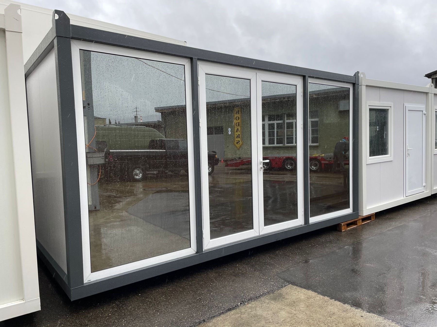 Baucontainer: Bürocontainer / Hofladen / Baucontainer  5m – Neu (gemäss Beschreibung) aus Oftringen von Britta