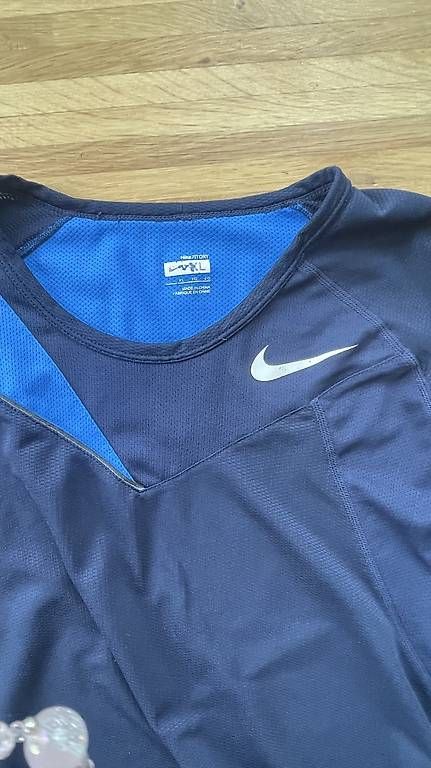 T-shirt: T-shirt à manches longues Dry Fit Nike  – Usato da Troinex venduto da nadinebmichaelson 1