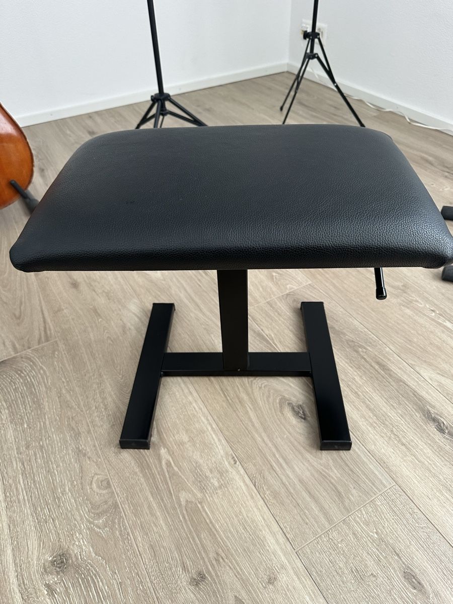Hocker: Instrumenten Hocker verstellbar schwarz gebraucht  – Gebraucht aus Kölliken von Djilazro 1