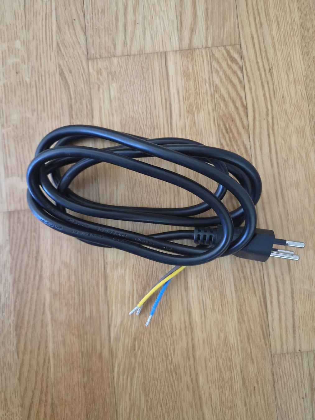 Cavi: Anschlusskabel mit Stecker, 1.5m, – Usato da Zeihen venduto da Buylool