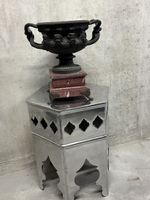 Antike Vase auf Marmorsockel, mit Tiermotiven, seltener Fund
