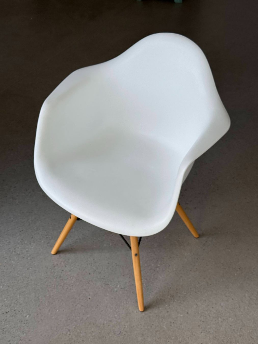 Sedie: 2x Replica des Eames Plastic Armchairs DAW – Usato da Zürich venduto da Supergurk