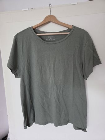 Guterhaltenes T-Shirt Khaki Grösse XL für den Sommer ☀️👍