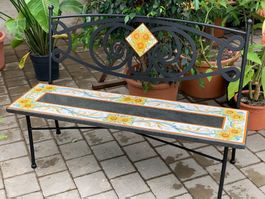 Sitzbank aus Lavastein mit Sonnenblumen