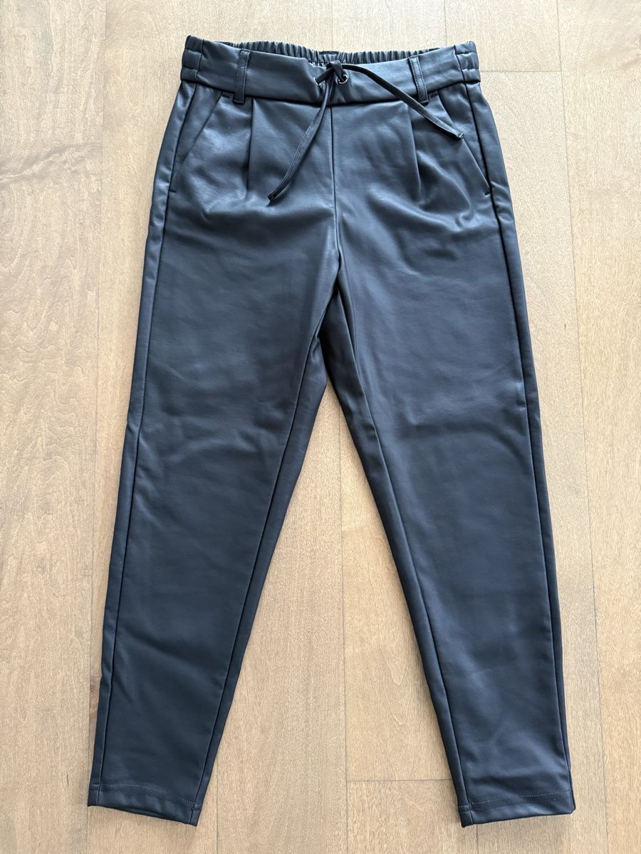 Only Pantaloni: Only - Schwarze Fake Lederhose – Usato da Meilen venduto da kleisi01