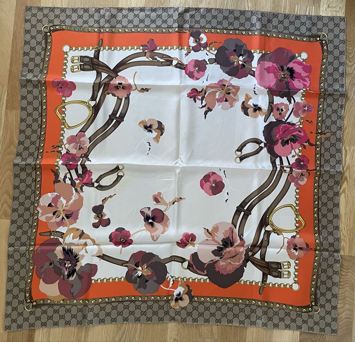 Gucci Foulards, Tücher & Schals: Wunderschönes Seidenfoulard von Gucci – Neu (gemäss Beschreibung) aus Zürich von Caracol1998 2