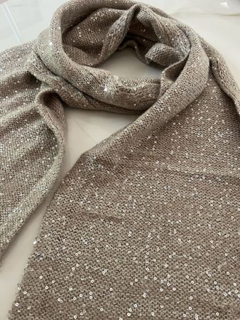 Écharpe Carolll beige et argentée, parfait pour l'hiver!