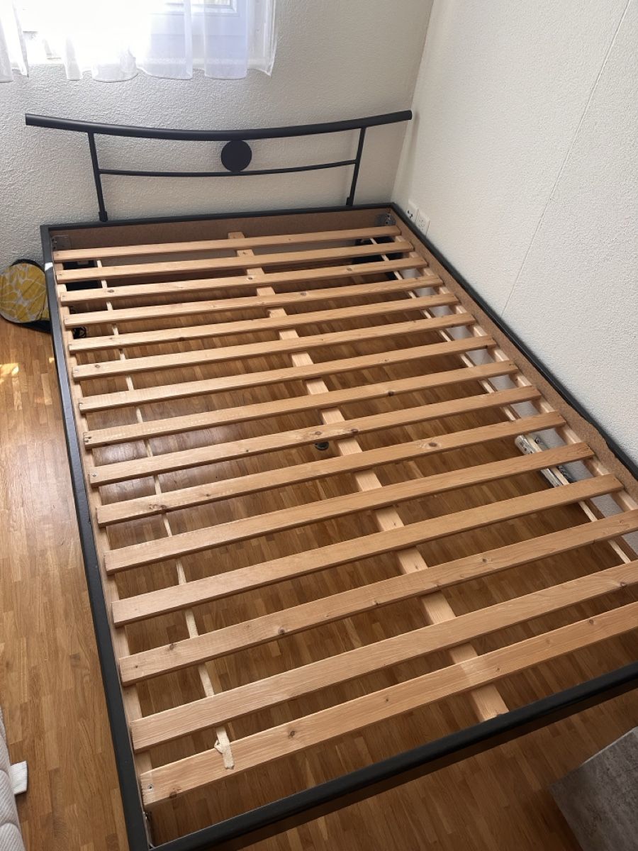 Lits: Bett mit Lattenrost, 140x200cm – D'occasion à Zufikon par yes_l78k