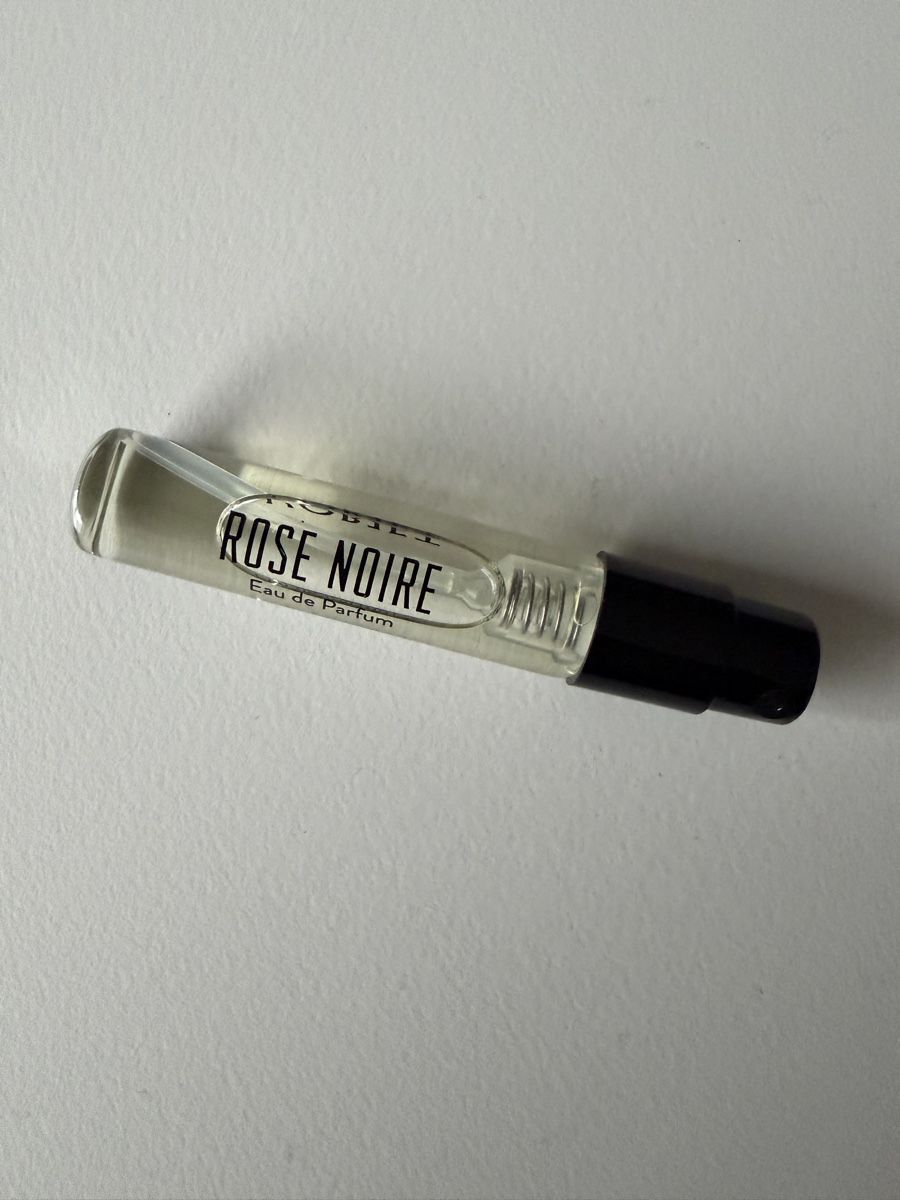 Profumi & Eau de Toilette: Rose Noir L’objet original Duftprobe 1.5ml – Nuovo (secondo la descrizione) da Meierskappel venduto da Philium 1