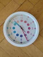 Analoge, bunte Kinderuhr Regenbogenfarben
