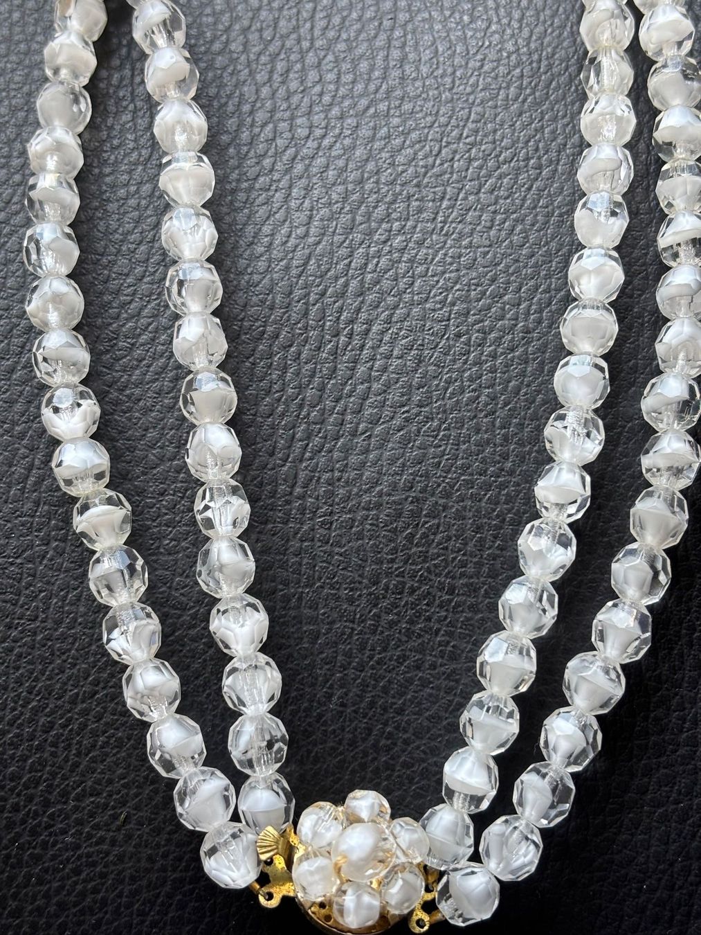 Catenine: Collier deux rangs perles de verre facettées fermoir doré – Usato da Peseux venduto da CharmeCommerce 1