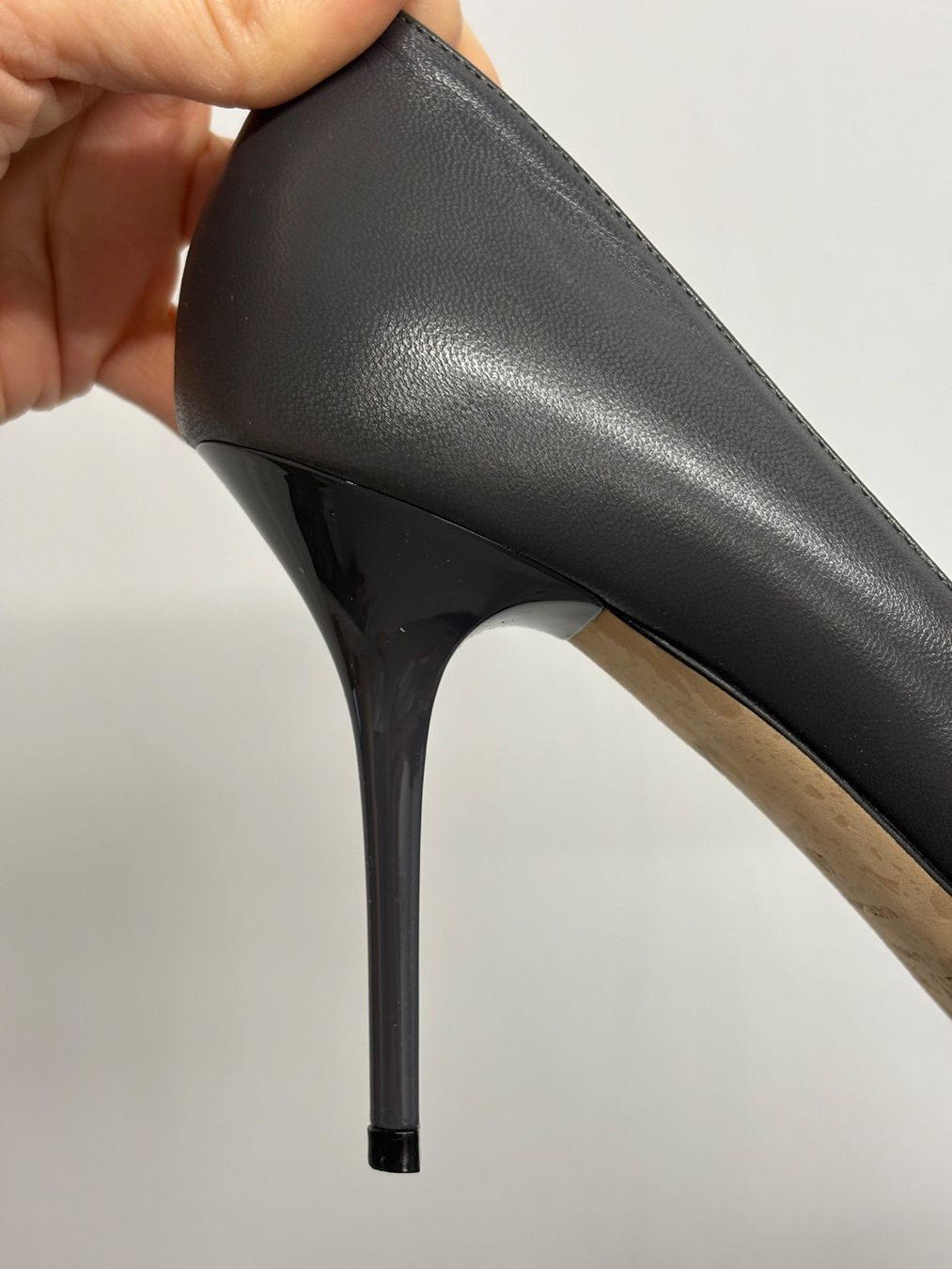 Jimmy Choo Damenschuhe: Jimmy Choo Pumps grau Leder 40 spitz 9cm – Neu und originalverpackt aus Regensdorf von secondchancefashion 5