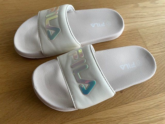 Fila Schuhe für Jungen: FILA Badesandale Gr. 32 weiss Regenbogen – Gebraucht aus Zürich von Sonnenblume_65 3