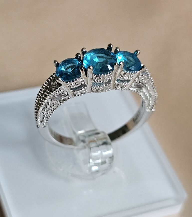 Anelli: Eleganter Ring mit blauem Topas, 925 versilbert, Gr. 9 – Nuovo (secondo la descrizione) da Grenchen venduto da maretop