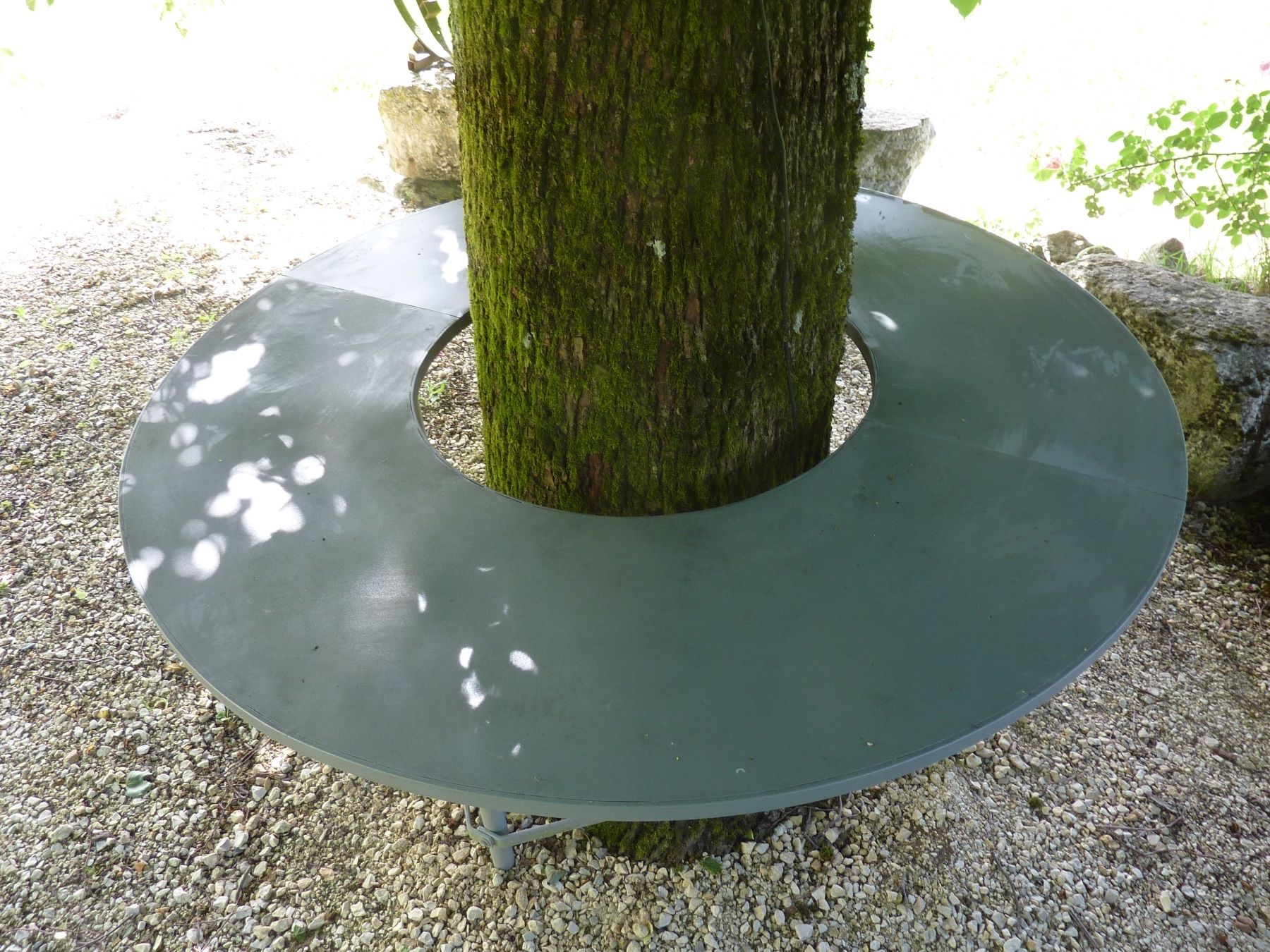 Tavoli: Table de jardin autour d'un arbre – Usato da lommiswil venduto da Dbud 2