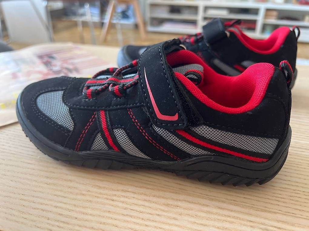 Scarpe per ragazzi: Paire de sneakers neuves taille 33 – Usato da Versoix venduto da L_armoire_d_isa 3