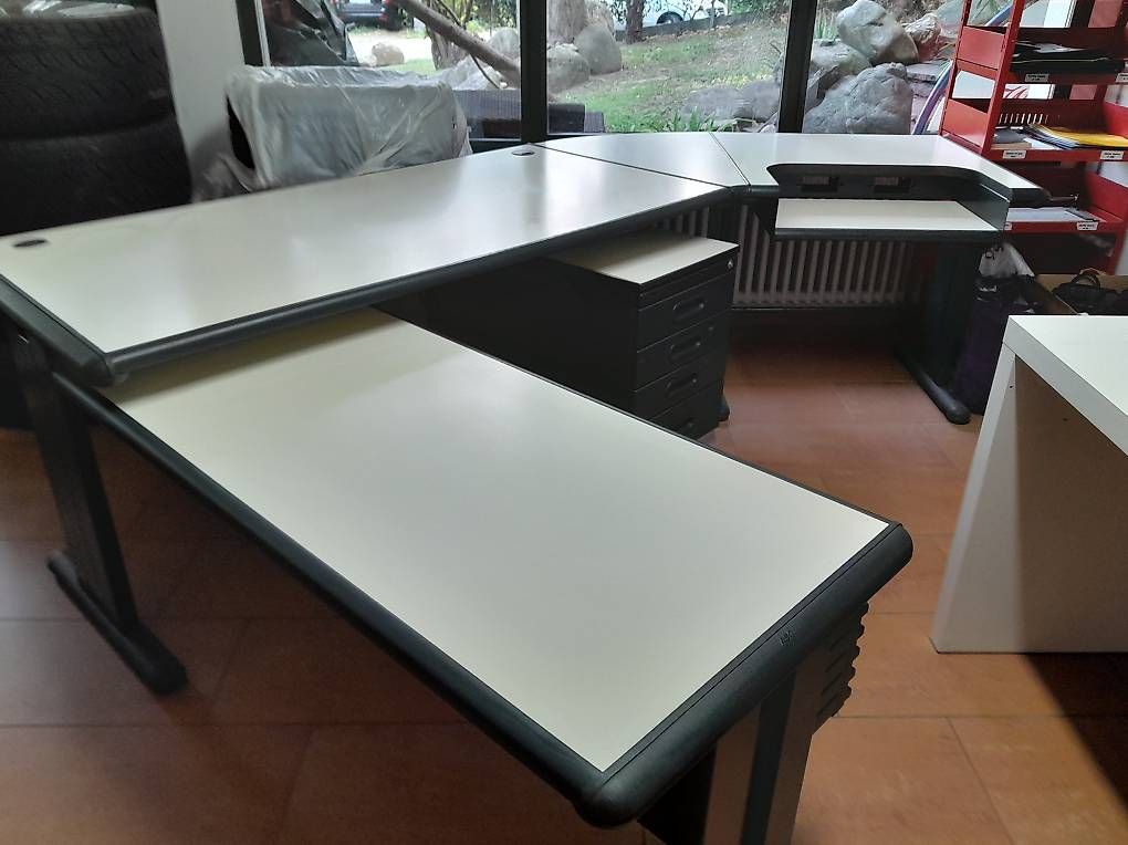 Scrivanie: Vendo scrivania ad uso professionale – Usato da Verscio venduto da mic_vfk6