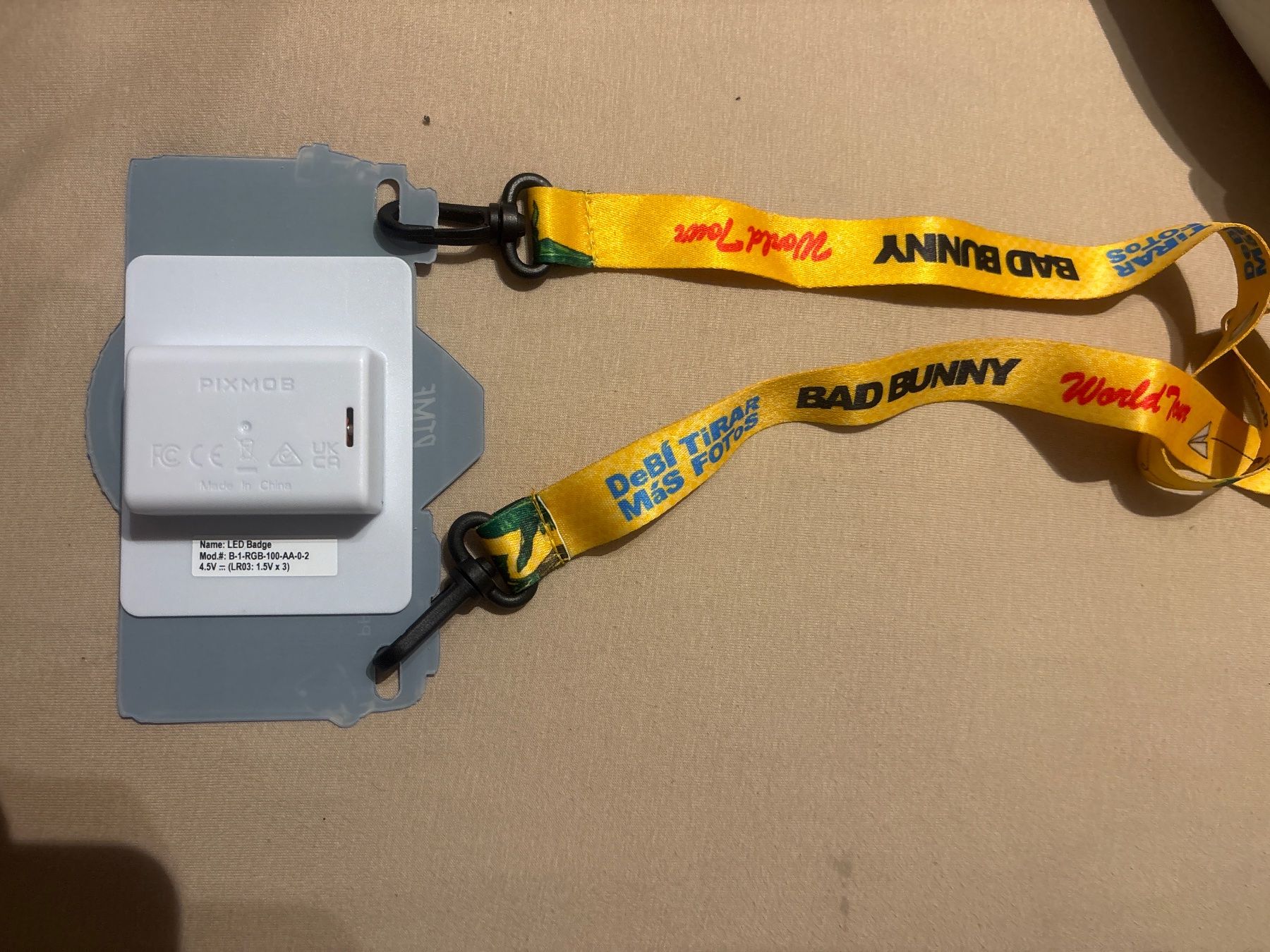 Plaquettes & Badges: DTMF Bad Bunny World Tour Kamera – Neuf (Voir description) à Netstal par mic_zqq6 1