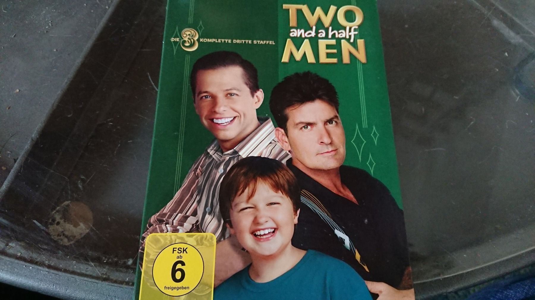 Tutti i DVDs: Two and a half men Staffel 3 – Usato da Ostermundigen venduto da Krimskrams8