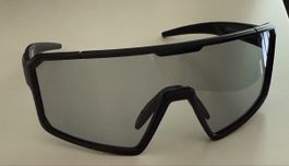Sportbrille schwarz mit verdunkelndem Glas neuwertig