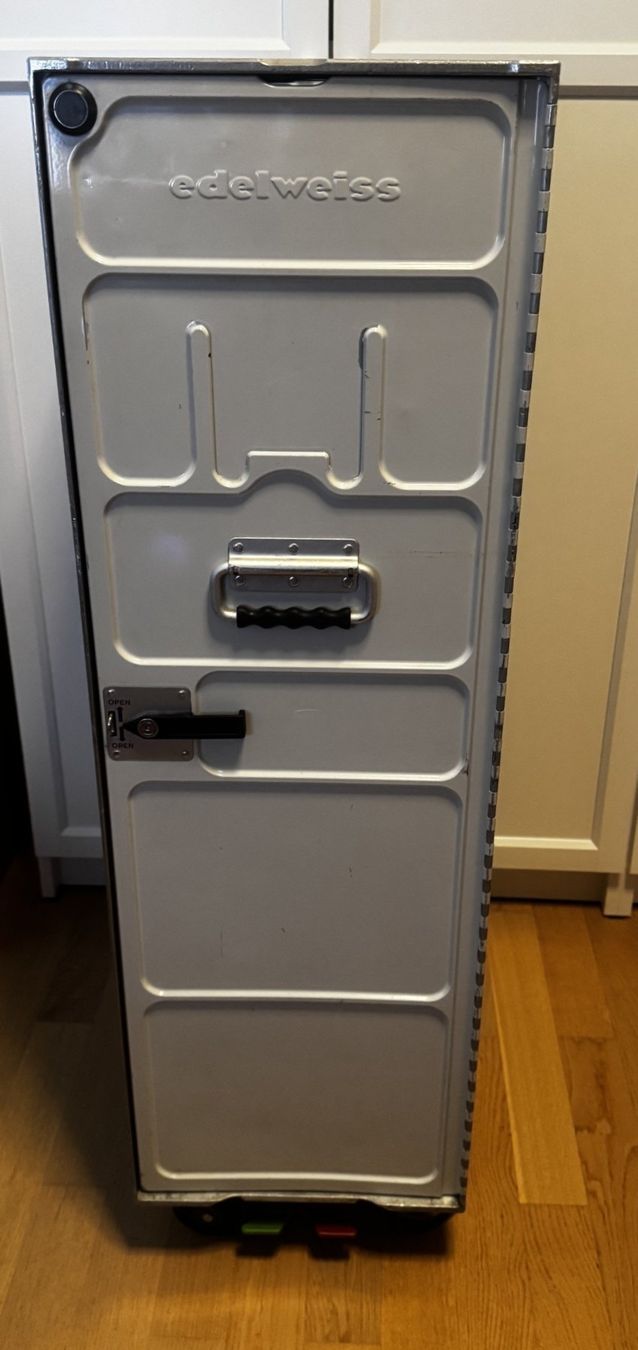 Autres aviation: Original Edelweiss Airline Trolley – D'occasion à Winterthur par Rwa