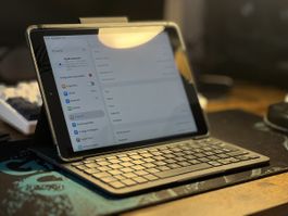 iPad 8 32GB  Akku 78% Logitech Folio Bluetooth-Tastaturhülle