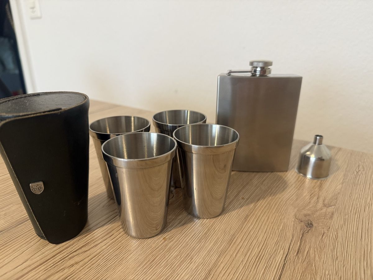 Sonstiges: Flachmann-Set Edelstahl 18/8 mit 4 Bechern & Etui – Gebraucht aus Wettingen von Ni_la_lo