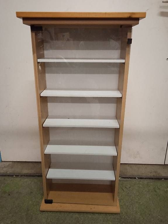 Vetrine: Holzvitrine mit Glastür & 5 Fächern – Usato da Basel venduto da Petergunn